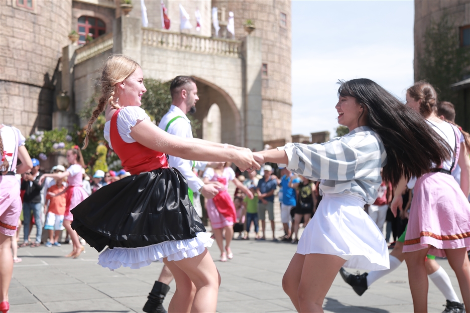 Munich, xứ Bavaria (Đức) là quê hương của Oktoberfest- lễ hội bia đầu tiên trên thế giới được tổ chức cách đây hơn 200 năm. Và từ Munich, Oktoberfest đã có đến 3.000 phiên bản khác nhau trên khắp các châu lục. Phiên bản nào cũng được đón nhận, bằng tất cả sự cuồng nhiệt. Và Oktoberfest “phiên bản” Sun World Ba Na Hills- B’estival đang diễn ra đã xóa nhòa mọi khoảng cách giữa du khách và các nghệ sĩ biểu diễn.
