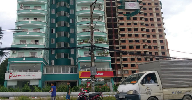Sau 10 năm mở bán, hiện Dự án Cao ốc xanh mới chỉ xong block C, còn 2 block còn lại vẫn phơi sương, phơi nắng. Ảnh: Nguyễn Thành.