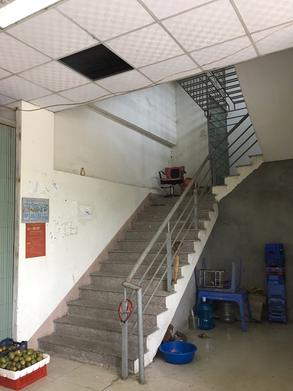 Chưa thi công cửa chống cháy cho thang bộ thoát nạn từ tầng 5 xuống tầng 1 của các tòa nhà.