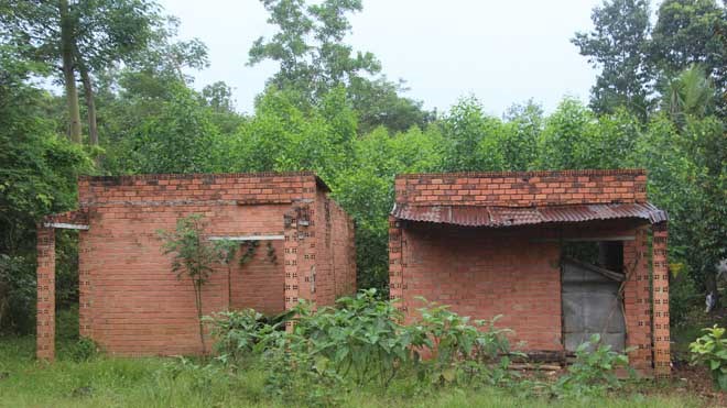 Nhà cửa, ruộng vườn hoang hóa do