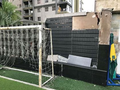 Tường bao ở sân bóng bị nứt, có nguy cơ sụp đổ.