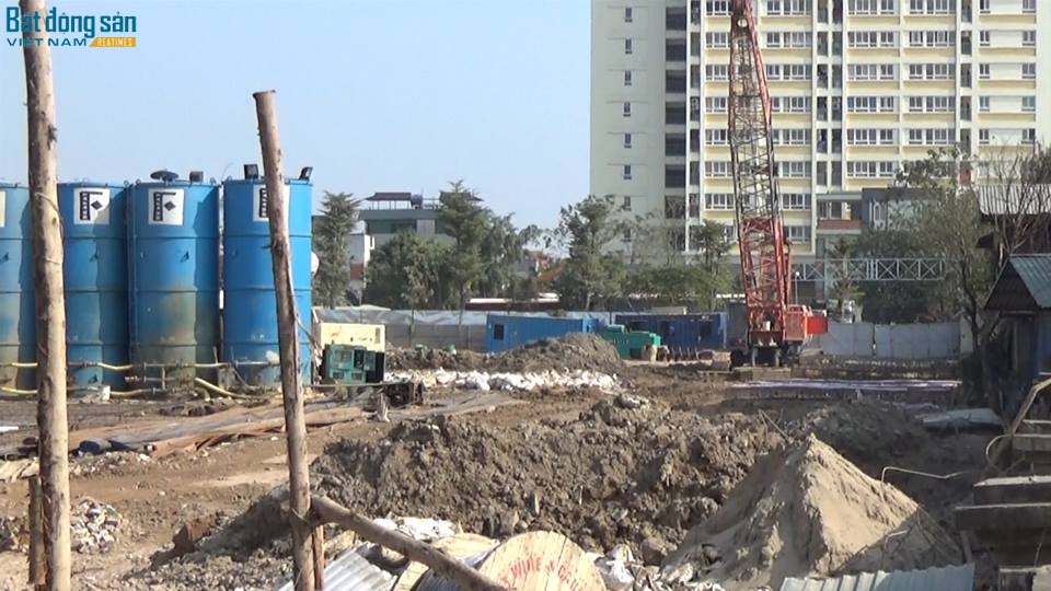 Khung cảnh bên trong dự án sau khi bị đình chỉ thi công. Ảnh chụp ngày 3/1/2018.