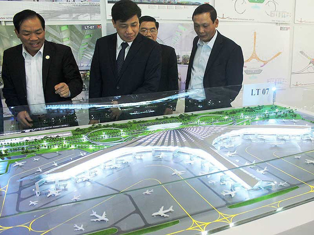 Hội đồng đánh giá xếp hạng của Bộ GTVT xem xét phương án kiến trúc nhà ga hành khách Cảng hàng không quốc tế Long Thành. Ảnh: V.LONG