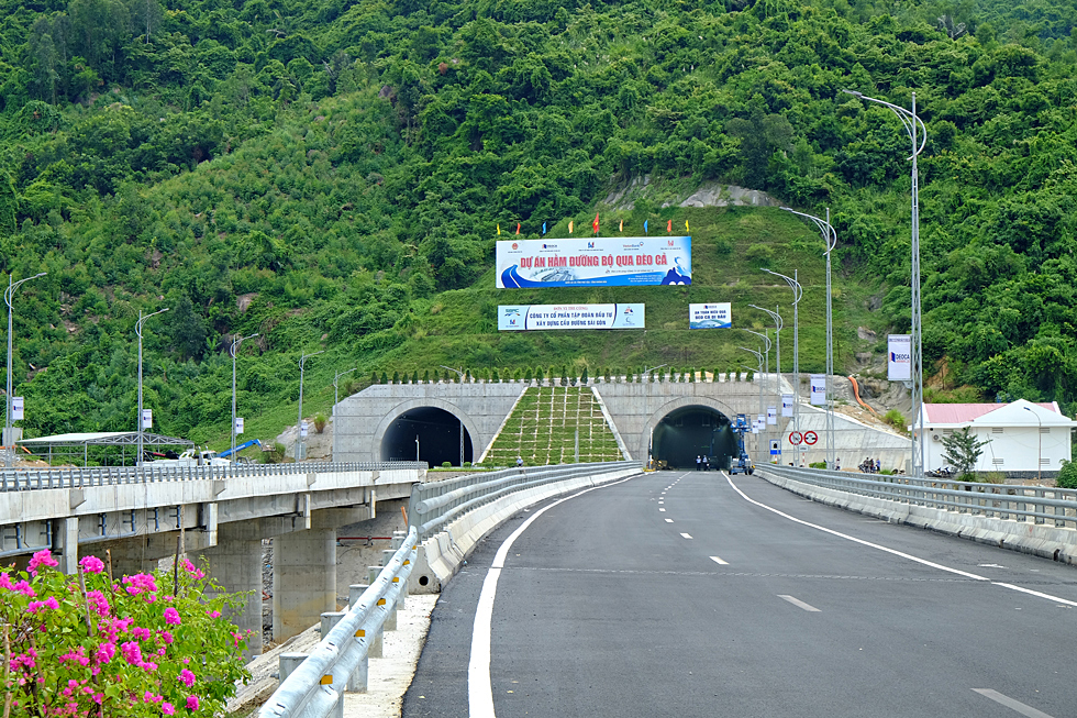 Hầm Đèo Cả gọi tên khát vọng Việt, lần đầu tiên do người Việt làm chủ công nghệ thi công hầm. Ảnh Xuân Huy.