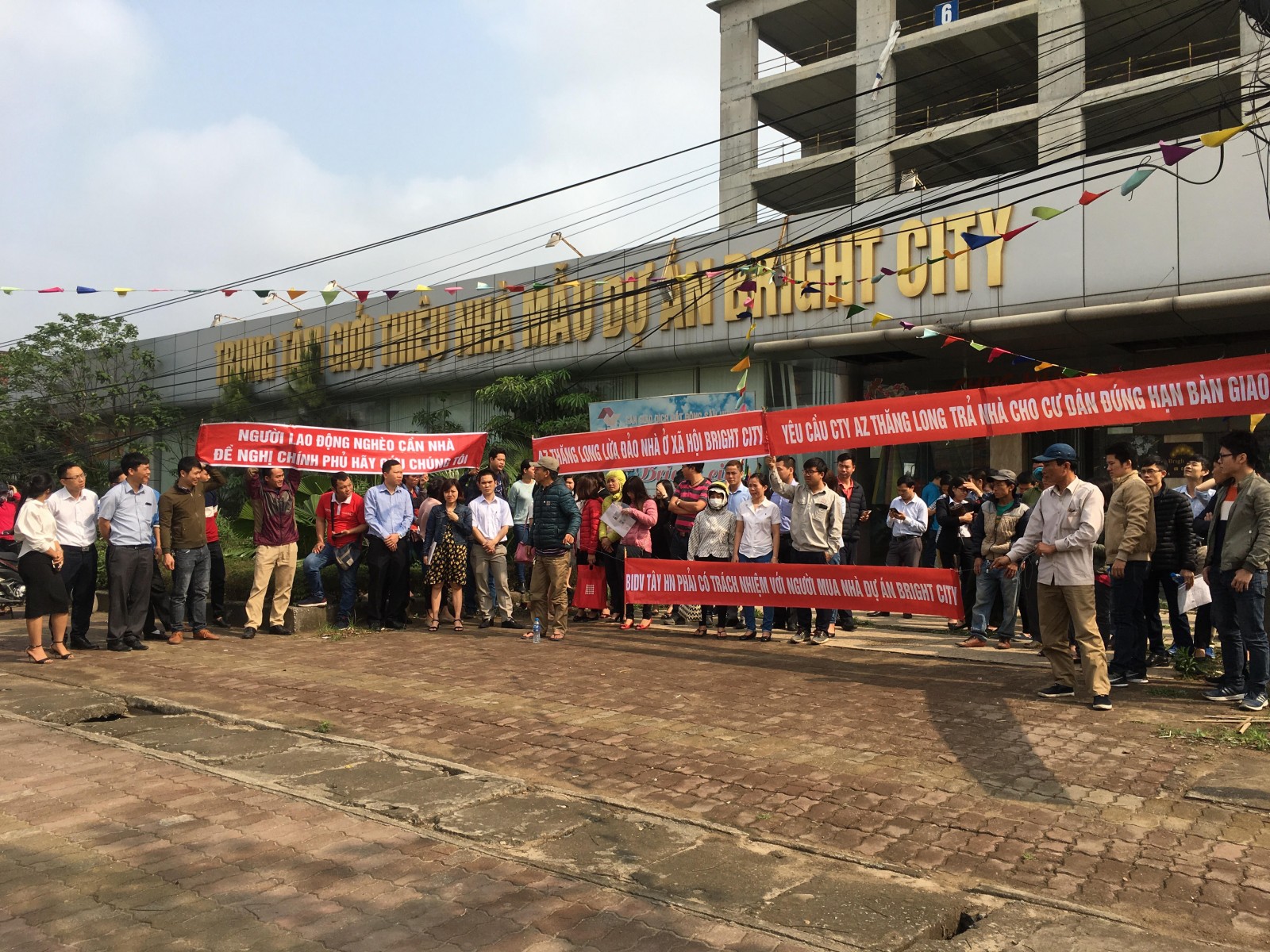 khách hàng căng băng rôn trước cổng dự án là do quá bất ngờ trước thông tin chủ đầu muốn dừng thi công dự án và thanh lý hợp đồng mua bán nhà với khách hàng.