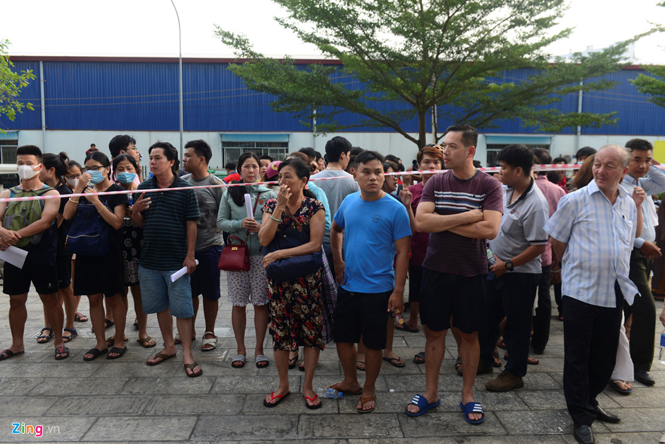 Chiều tối 23/3, những người dân sống trong chung cư Carina Plaza quận 8, TP.HCM đã được phép trở về nhà lấy đồ dùng cần thiết để ra ngoài ở. Ban quản lý chung cư hướng dẫn cho đại diện vài người trong gia đình lấy đồ trong sự giám sát của công an để đảm bảo an toàn tài sản.