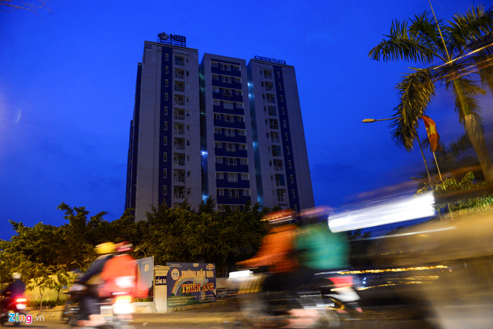 Tòa chung cư Carina Plaza mất điện hoàn toàn. Lực lượng cứu hỏa vẫn chạy máy phát điện để bơm nước dưới tầng hầm ra ngoài.