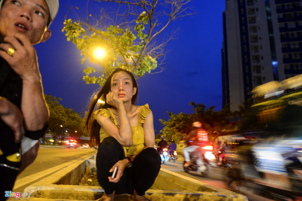 Anh Nguyễn Văn Tài, chị Nguyễn Thị Hồng Hoa ngồi giữa đường Võ Văn Kiệt vẫn chưa hết bàng hoàng khi nghĩ về vụ cháy. Hai anh em thuê khách sạn gần chung cư để có việc gì vẫn có thể chạy ra chạy vào được. May mắn gia đình 7 người ở lầu 10 thoát nạn. Ngồi đây, anh Tài vẫn ám ảnh khi chứng kiến cảnh một người rơi từ tầng cao xuống đất tử vong.