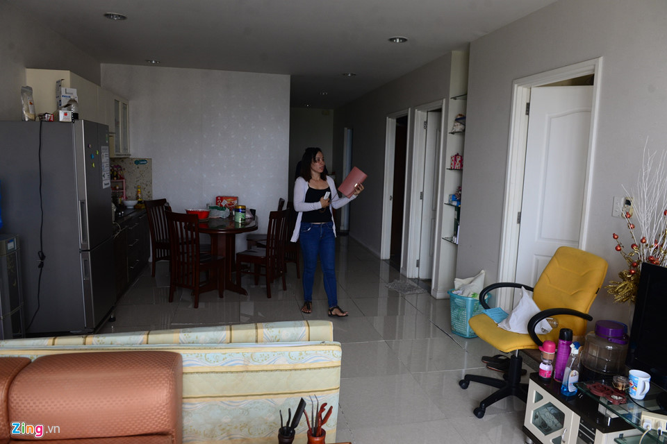 Chị Ngọc Linh lên lầu 7 block B lấy đồ. Chị Linh kể tối qua em gái ở nhà một mình, hay tin cháy sớm cô gái đã thoát nạn an toàn.
