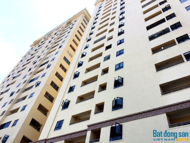 Toàn bộ hệ thống cửa sổ chung cư Trường Thịnh mở lật ra ngoài gây nguy hiểm cho người lúc sinh hoạt tại sân tòa nhà.