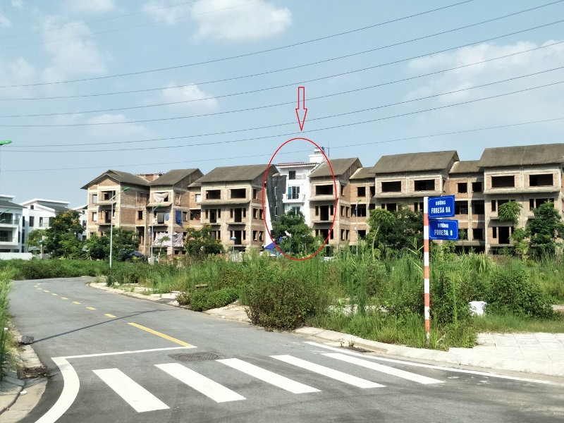 Một công trình đang tự ý thay đổi chiều cao tại Khu sinh thái Foresa Villa làm méo mó, biến dạng quy hoạch.