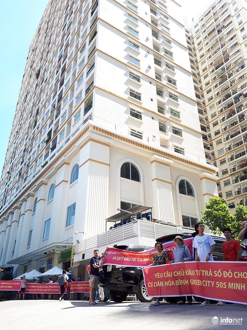 Cư dân chung cư cao cấp Hòa Bình Green City ở 505 Minh Khai (Hai Bà Trưng, Hà Nội) đã cùng nhau tập trung căng băng rôn dưới trời nắng gắt 40 độ C để đòi quyền lợi khi bỏ ra hàng tỷ đồng mua nhà...