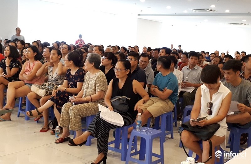Cư dân Hòa Bình Green City đặt các câu hỏi liên quan đến quyền lợi của mình với đại diện chủ đầu tư. Ảnh: Nguyễn Lê