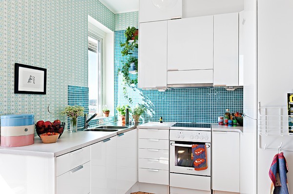 Đặt cây xanh hoặc trang trí màu xanh trong khu vực bếp đun vừa để hóa giải bếp bị Thủy khắc vừa là cách để làm cho bếp vượng thêm vì được Mộc sinh.