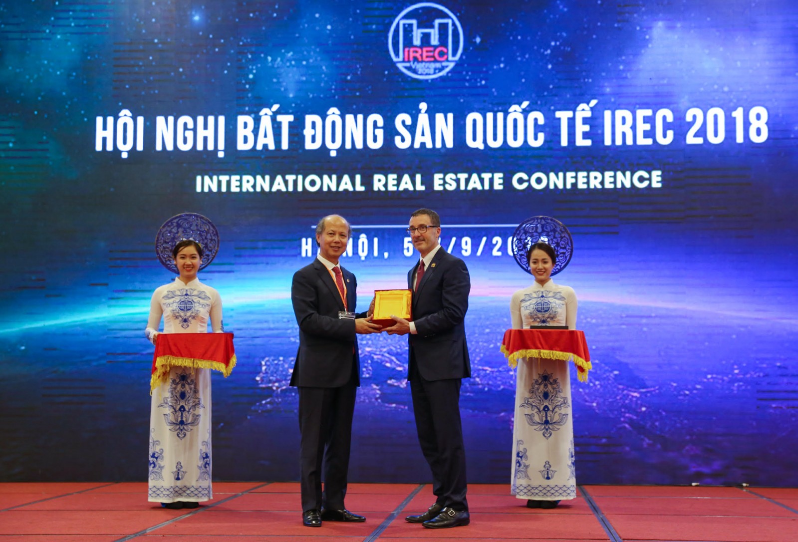 Đại diện Hiệp hội Bất động sản Việt Nam - ông Nguyễn Trần Nam và đại diện NAR - ông Vince Malta trao đổi quà lưu niệm.