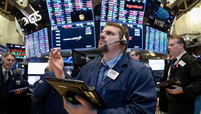 Các nhà giao dịch cổ phiếu trên sàn NYSE ở New York, Mỹ - Ảnh: Reuters.