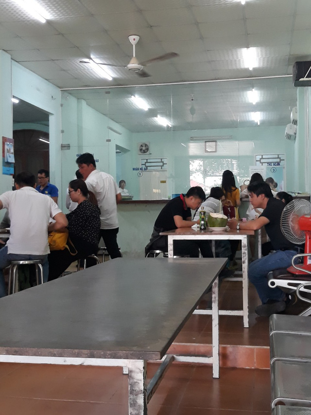 Tại phòng công chứng, hoạt động công chứng nhà đất tại đây cũng chộn rộn không kém. Ảnh: Hạ Vy