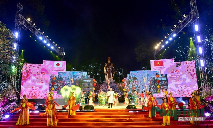 Lễ hội hoa anh đào 2019 chính thức khai mạc tối 29-3 tại tượng đài Lý Thái Tổ.