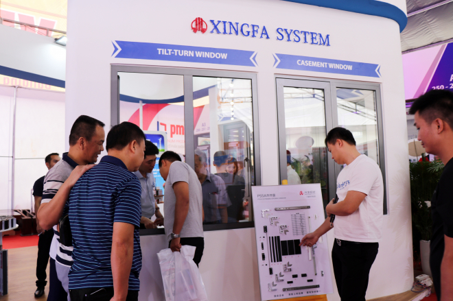 Bộ cửa sổ quay lật của Xingfa Quảng Đông gây ấn tượng với khách tham quan