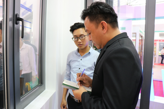 Khách tham quan đến với gian hàng Xingfa Quảng Đông được nhân viên tư vấn hết sức tận tình, chu đáo