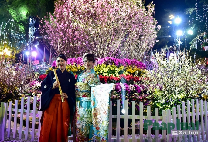 Những thiếu nữ trong bộ trang phục Yukata và Hakama truyền thống của Nhật.