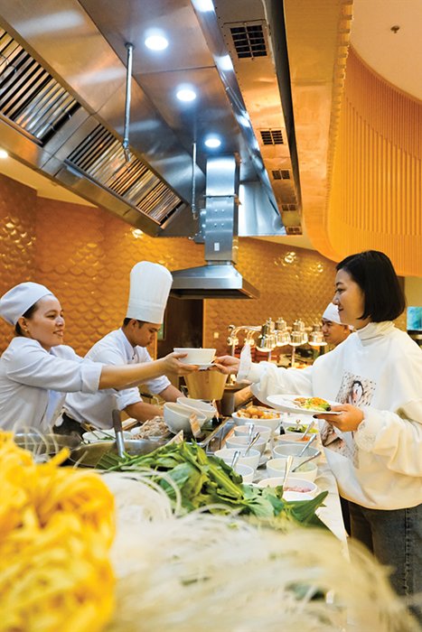 Nhân viên nhà hàng của một resort 5 sao ở Phú Quốc. Ảnh: Đào Loan
