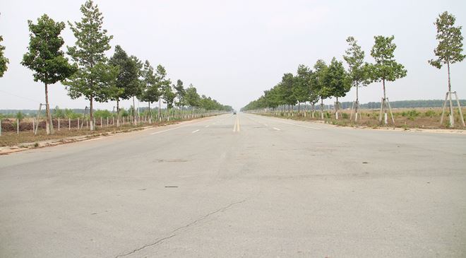 Những con đường rộng thênh thang, cỏ mọc um tùm là hình ảnh quen thuộc của nhiều dự án tại tỉnh Bình Dương