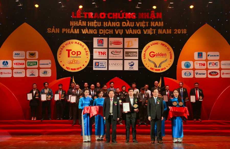 (Ông Nguyễn Minh Huân – Giám đốc Phát triển Dự án TNI Holdings nhận giải thưởng Top 50 dịch vụ đầu tư phát triển và quản lý hạ tầng các khu công nghiệp vào ngày 6/1/2019)