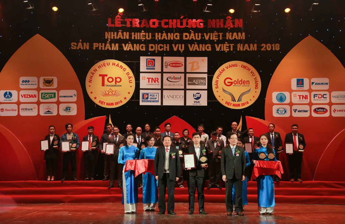 Ảnh 3 - Ông Nguyễn Minh Huân – Giám đốc phát triển dự án TNI Holdings lên nhận giải thưởng Top 50 dịch vụ đầu tư phát triển và quản lý hạ tầng các khu công nghiệp năm ngày 6/1/2019