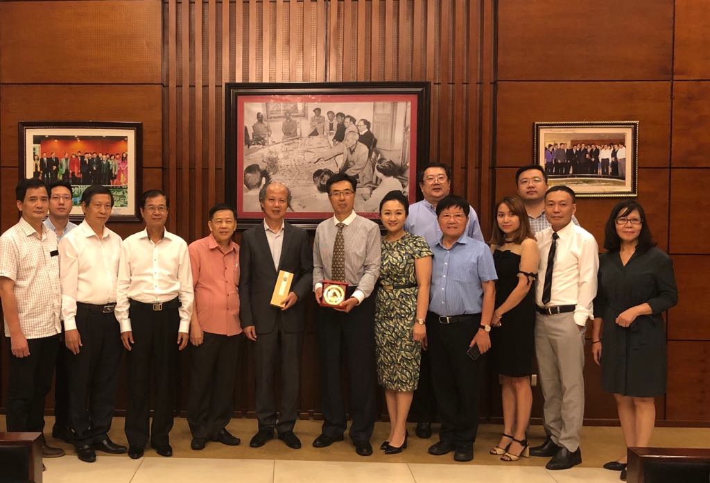 Đại biểu hai Hiệp hội chụp ảnh lưu niệm.