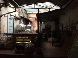 Những hình ảnh xập xệ, bừa bộn, nhếch nhác tại rạp Cinematheque. (Ảnh Hà Thủy Nguyên)