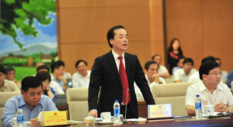 Bộ trưởng Bộ Xây dựng trả lời chất vấn trong phiên họp thứ 13 của Ủy ban Thường vụ Quốc hội.