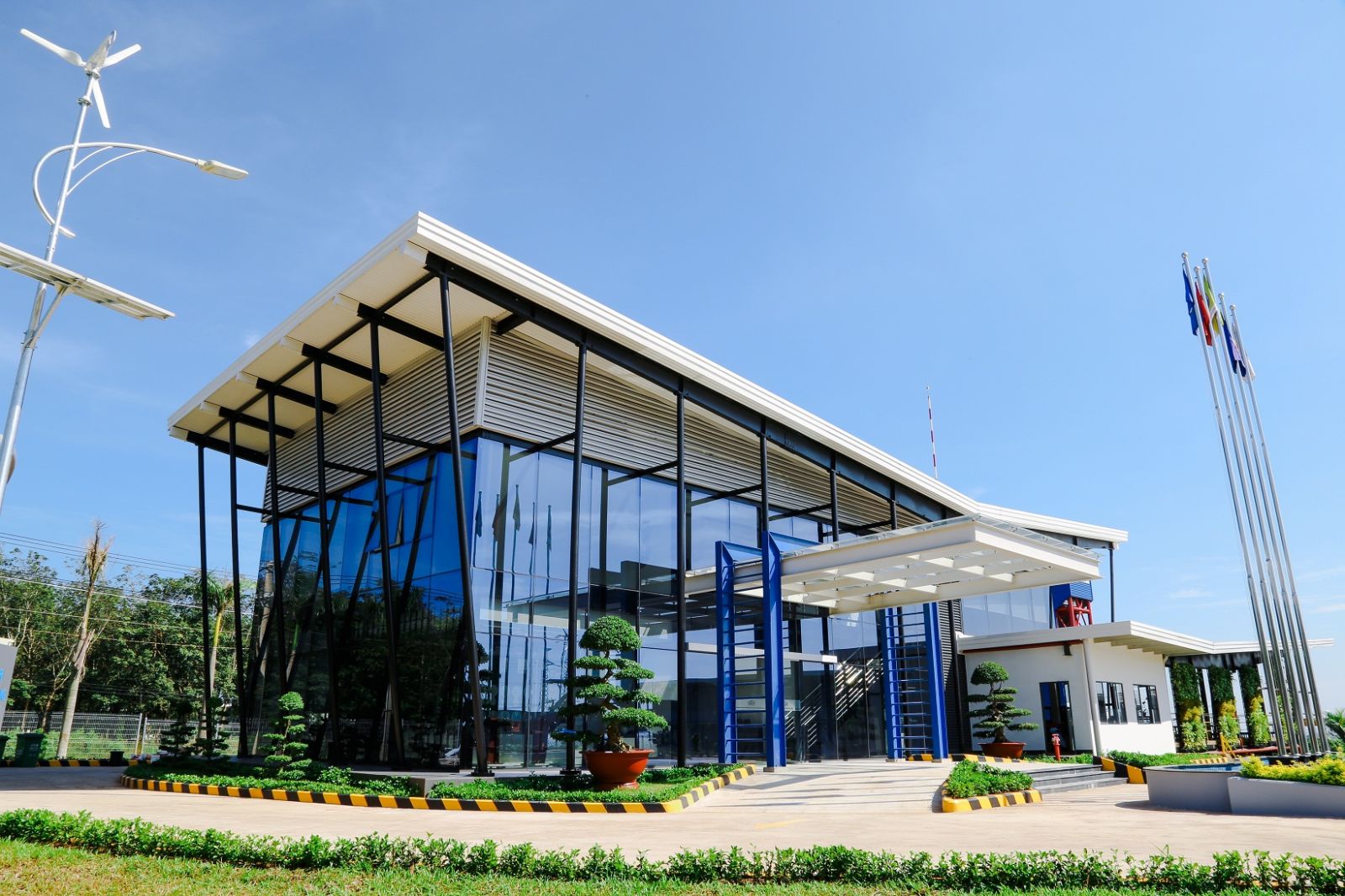 ATAD Đồng Nai là nhà máy kết cấu thép LEED Gold đầu tiên ở khu vực châu Á và có văn phòng nhà máy đạt chuẩn LEED Platinum đầu tiên ở Việt Nam. 