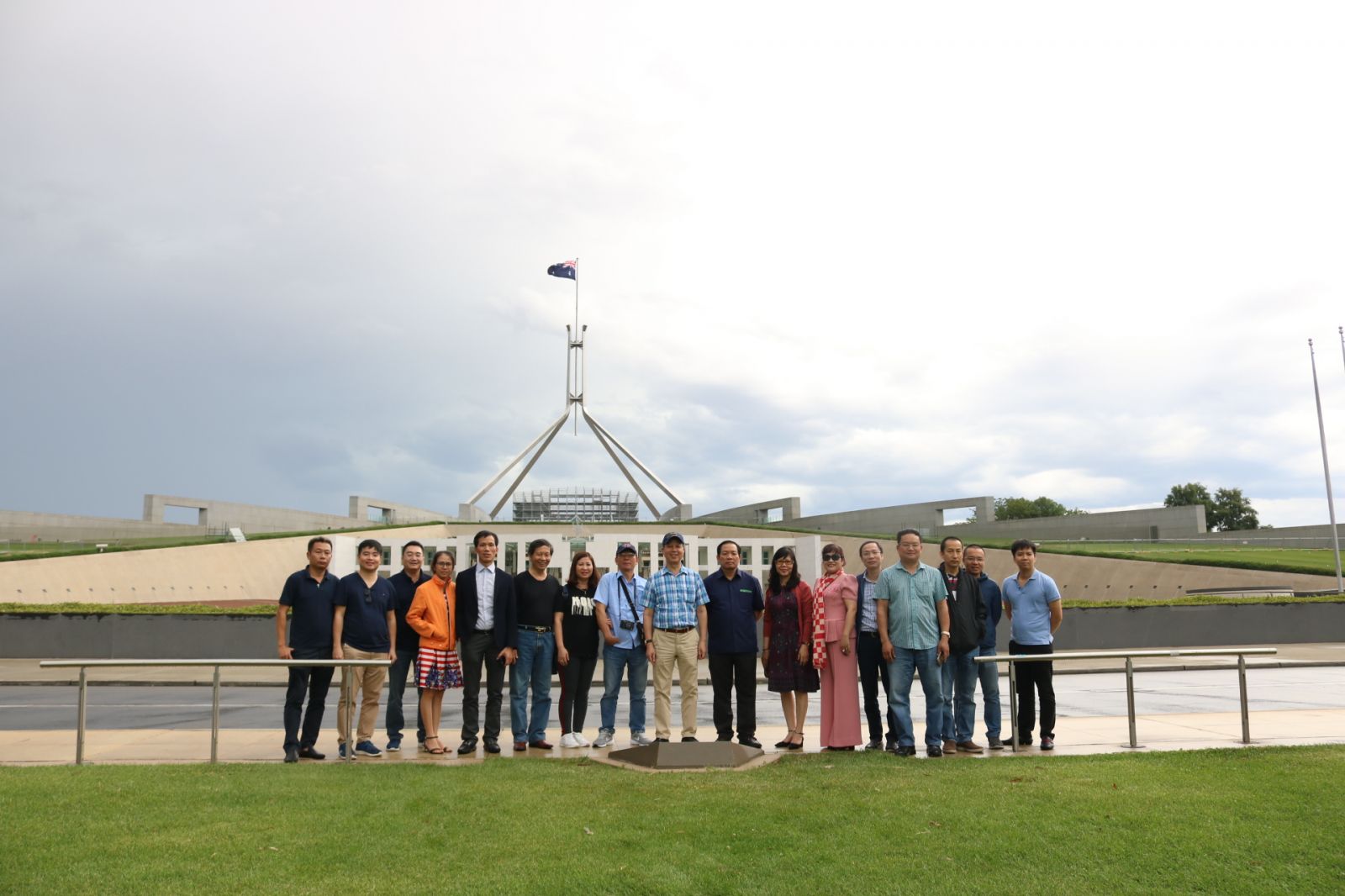 Đoàn công tác chụp ảnh lưu niệm tại Tòa nhà Quốc hội cũng là một công trình xanh nổi tiếng của Australia.