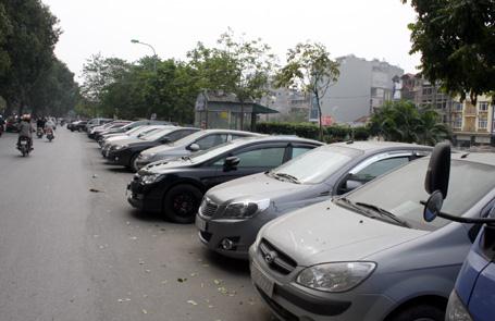 Một bãi đỗ xe dưới lòng đường bên bờ sông Tô Lịch. Ảnh: Dân trí