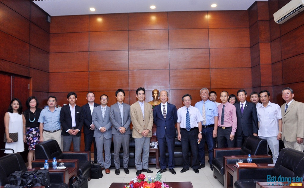 Đoàn khách Nhật Bản chụp ảnh lưu niệm cùng lãnh đạo Hiệp hội BĐS Việt Nam.