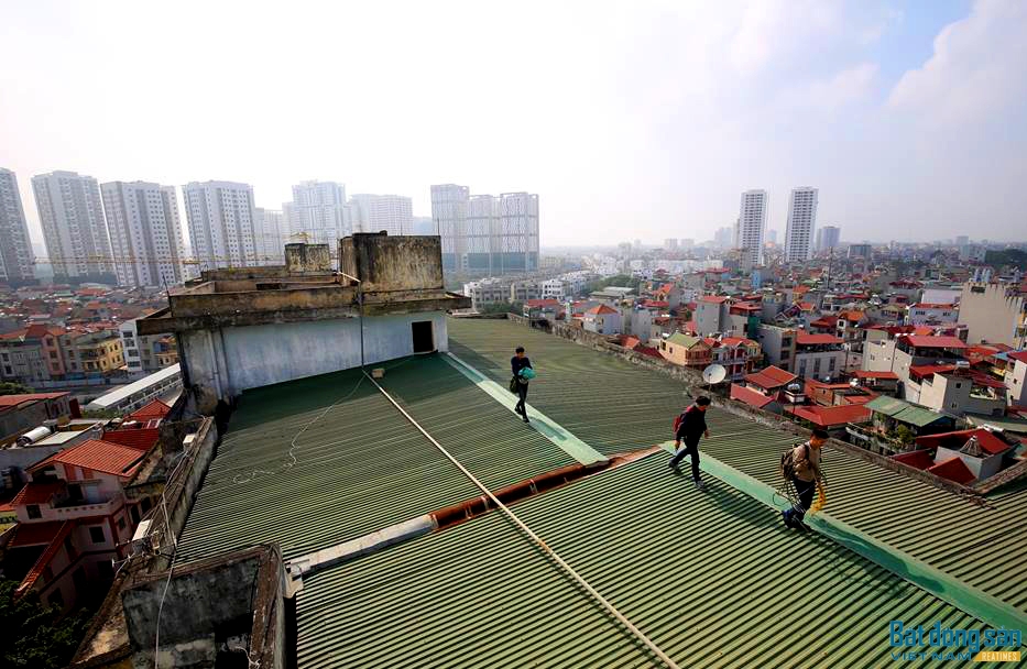 Điều đáng nói, sau nhiều ngày đi lại bằng cầu thang bộ, những hộ dân ở các tầng trên cùng đã lên tầng tum, mở cửa và đi qua mái tôn để vào đơn nguyên có chiếc thang máy duy nhất còn hoạt động.