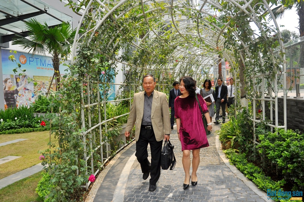 Đoàn Ban giám khảo tham quan cảnh quan chung cư Imperia Garden Nguyễn Huy Tưởng. 