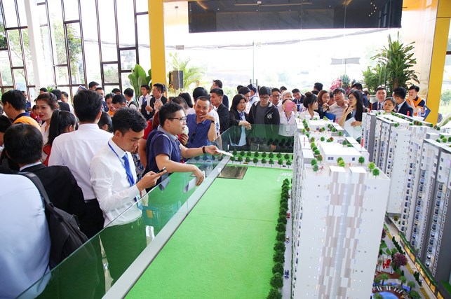 công tác quản lý của cơ quan nhà nước, nhất là cơ quan thanh tra ngành xây dựng, bất động sản ở các địa phương hiện nay còn đang buông lỏng. Điều này là một trong những nguyên nhân giúp cho nhiều môi giới không chuyên, văn phòng nhà đất không được đăng ký vẫn ngang nhiên hoạt động.