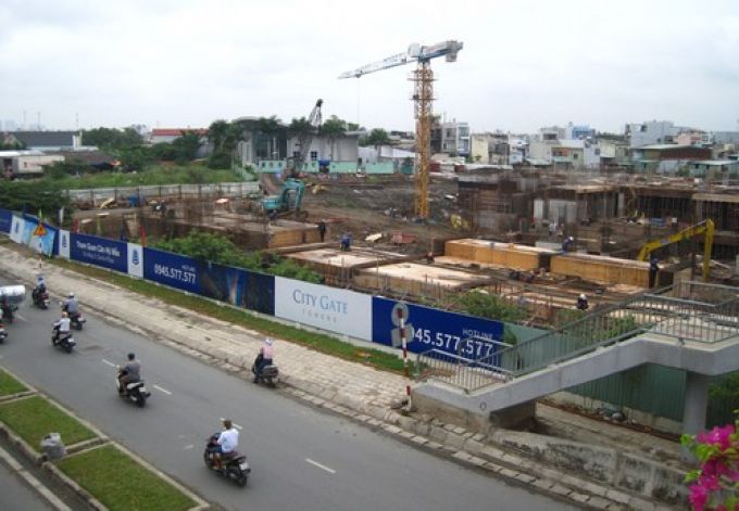 Công trình cầu Bộ hành số 3 và mặt đường Võ Văn Kiệt bị hư hỏng nặng do thi công công trình City Gate Tower gây ra.. Ảnh: Báo Xây dựng
