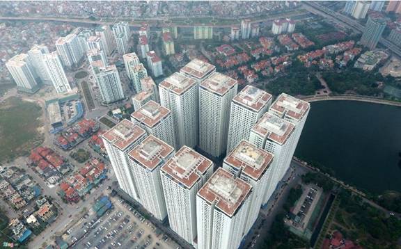 Tại KĐT Linh Đàm, nhiều tòa nhà mọc san sát nhau bó hẹp không gian sống của người dân. (Ảnh: Zing.vn)