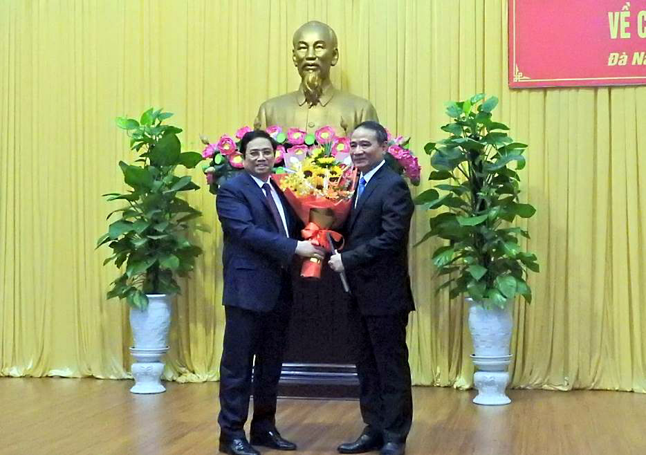 Trưởng Ban Tổ chức TƯ Phạm Minh Chính chúc mừng tân Bí thư Đà Nẵng Trương Quang Nghĩa. Ảnh: Cao Thái