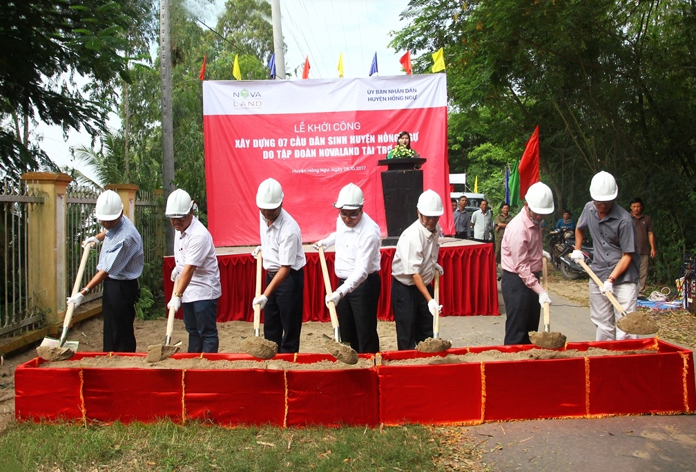 Ông Bùi Xuân Huy – TGĐ Tập đoàn Novaland (ở giữa) cùng đại diện chính quyền địa phương và đơn vị nhà thầu xây dựng tiến hành nghi thức khởi công.
