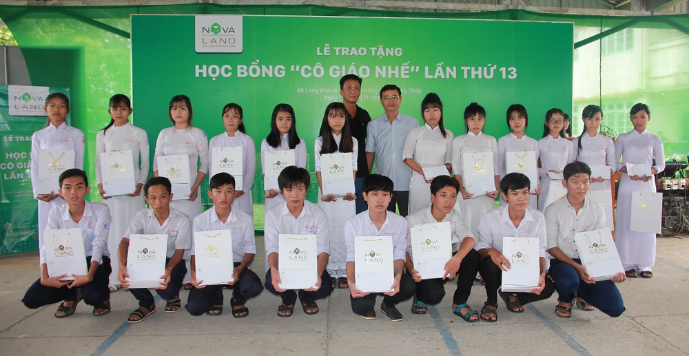 Đại diện Tập đoàn Novaland trao học bổng Cô giáo Nhế cho các em học sinh