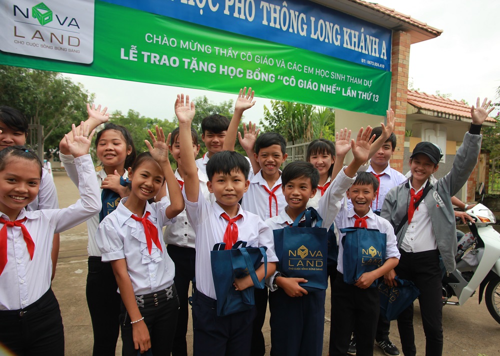 Những nụ cười rạng rỡ của các em khi nhận học bổng Cô giáo Nhế