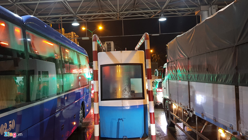 Tối 2/12, trạm BOT Cai Lậy ở Tiền Giang thu phí trở lại nhưng sau 10 phút hoạt động thì trạm này tiếp tục kẹt xe hướng các tỉnh miền Tây đi TP.HCM .