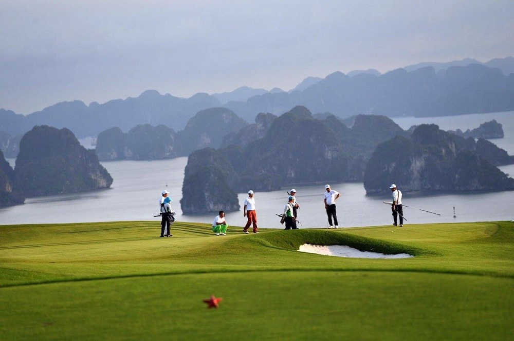 Ảnh 3: Từ sân golf có thể nhìn toàn cảnh vịnh Hạ Long.