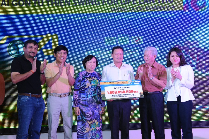 Phó Chủ Tịch UBND tỉnh Quảng Nam nhận biển tài trợ xây trường mầm non Sao Biển