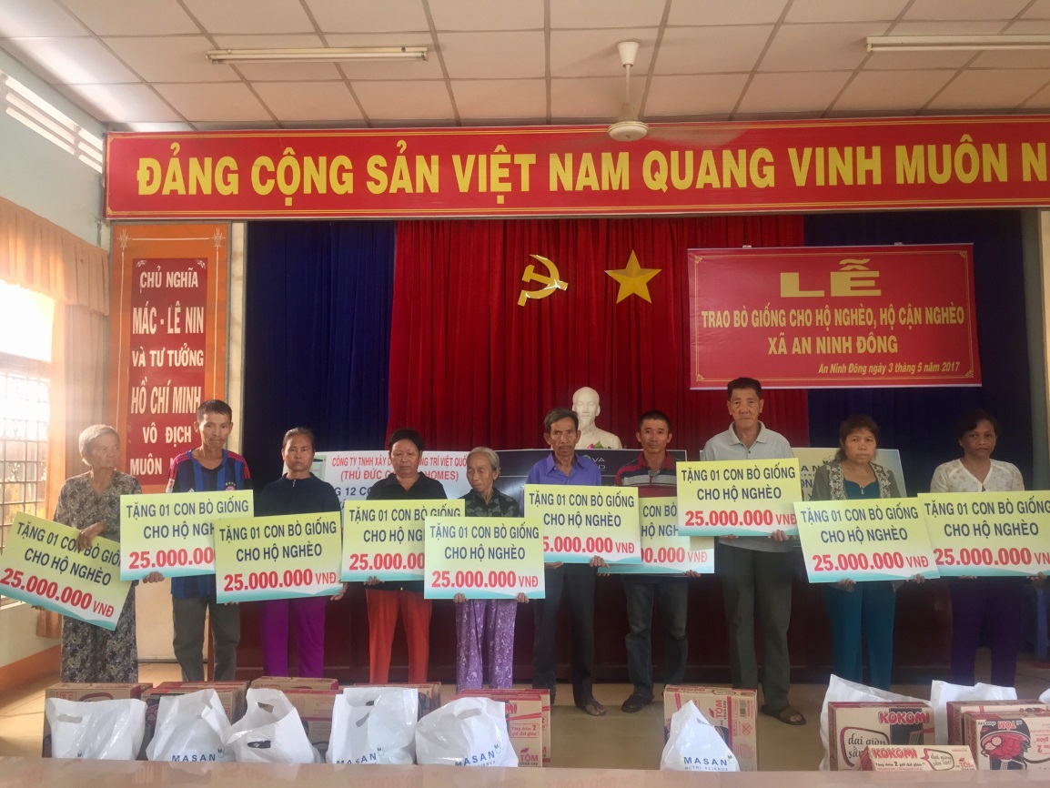 Các hộ gia đình tại xã An Ninh Đông, Huyện Đức Hòa, Tỉnh Long An nhận hỗ trợ nguồn vốn mua bò giống từ Tập đoàn Novaland.