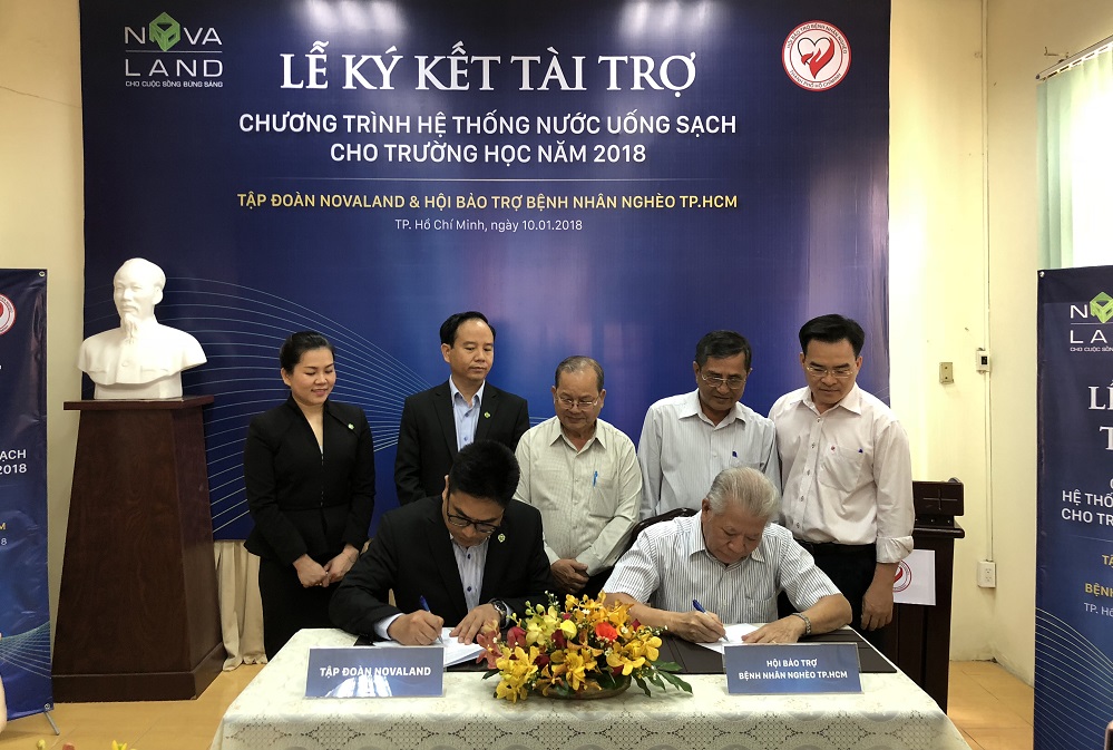 Ông Bùi Xuân Huy – Tổng Giám đốc Tập đoàn Novaland và Tiến sỹ Trần Thành Long – Chủ tịch Hội Bảo trợ bệnh nhân nghèo TP.HCM ký biên bản ghi nhớ tài trợ, thông qua kế hoạch thực hiện chương trình